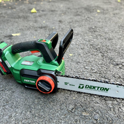 COMBO Máy cưa xích dùng pin 21V Dekton M21-Cx12BL KÈM 1 PIN M21-B4000M + 1 SẠC M21-S20 DEKTON + TẶNG 1 PIN M21-B3000 - KM_T8 -HÀNG CHÍNH HÃNG