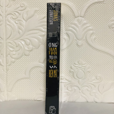 Ông Trăm Tuổi Trèo Qua Cửa Sổ Và Biến Mất