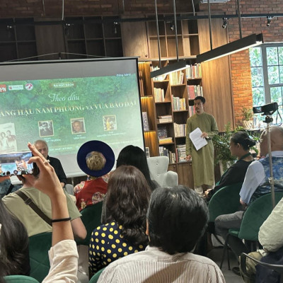 THEO DẤU HOÀNG HẬU NAM PHƯƠNG VÀ VUA BẢO ĐẠI - CÓ KÝ TẶNG CỦA 2 TÁC GIẢ