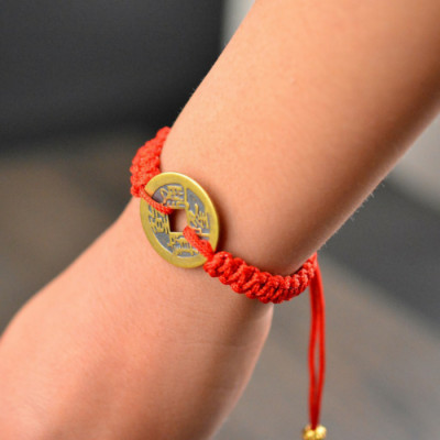 vòng tay chỉ đỏ may mắn thái lan VÒNG TAY DÂY ĐỎ XU NGŨ ĐẾ MAY MẮN VÀ TÀI LỘC