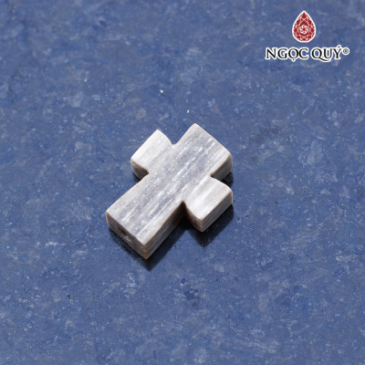 Mặt dây chuyền thánh giá xỏ ngang đá gỗ hóa thạch mệnh hỏa, mộc - Ngọc Quý Gemstones