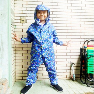 Áo mưa bộ  cho bé trai và  bé gái từ  3  -  10 tuổi , họa tiết hoạt hình dễ thương , vải dù  chống thấm , siêu bền  , có túi đựng xinh xắn , giao màu ngẫu nhiên