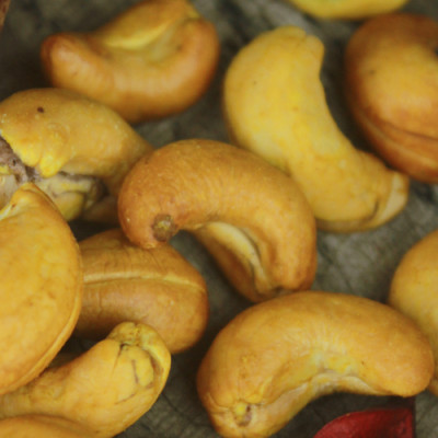 Combo Hạt Điều Rang Muối Tách Vỏ Lụa Hải Long (250g) + Mứt Xoài Sấy Dẻo Hải Long (120g)