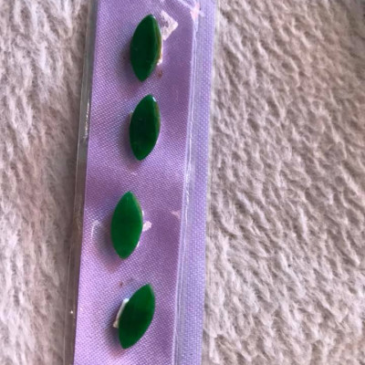 BỘ TRANG SỨC LẮC TAY HẠT DƯA NHỎ  MÀU XANH NGỌC TƯƠI ĐẸP Dài 12mm x đk 5,7mm  ĐÁ CẨM THẠCH TỰ NHIÊN bản mỏng NỮ LÀM LẮC Ạ