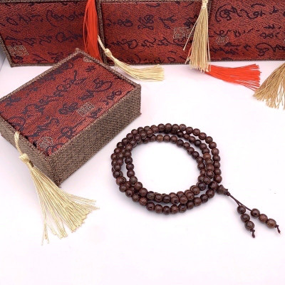 Vòng đeo tay trầm 108 hạt  kèm lá bồ đề , có hộp đựng  bằng gấm cao cấp , phù hợp  cho cả nam và nữ 