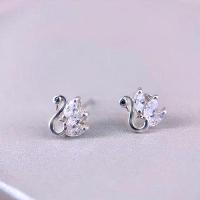 Bông tai nụ bạc Ý với thiết kế hình thiên nga cách điệu, mang vẻ đẹp duyên dáng và thanh tao, tinh tế, sang trong, phù hợp đi tiệc, đi làm - BM318