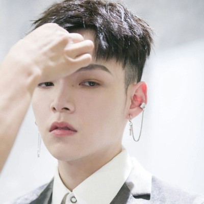 Khuyên tai kẹp vành gắn ngôi sao / chữ thập độc đáo