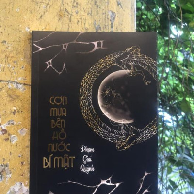 Cơn mưa bên hồ nước bí mật - Bản có chữ kí tác giả