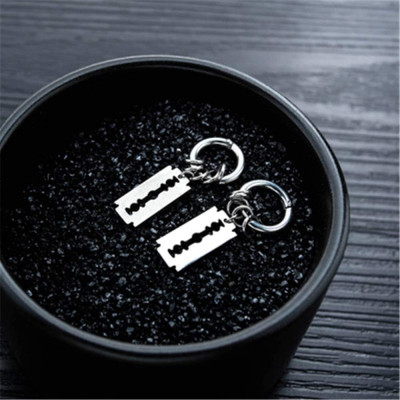 Đôi bông tai dao tem thu hút trẻ trung