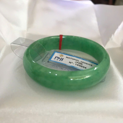 Vòng Tay Nữ Đá Ngọc Cẩm Thạch Tự Nhiên Bản Hẹ Sịn Đậu Lý Sao Ni 48mm Cao 12mm Dầy 6mm đã kiểm định kèm giấy chứng nhận P No 185034 Màu Xanh ngọc lý tươi bóng đều đẹp nữ tay nhỏ 35kg - 48kg ạ 
