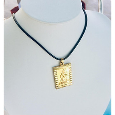 Set Mặt Dây Chuyền Mạ Vàng 18K Đúc Hình Quan Công, Kèm dây đeo da và hộp đựng trang sức.