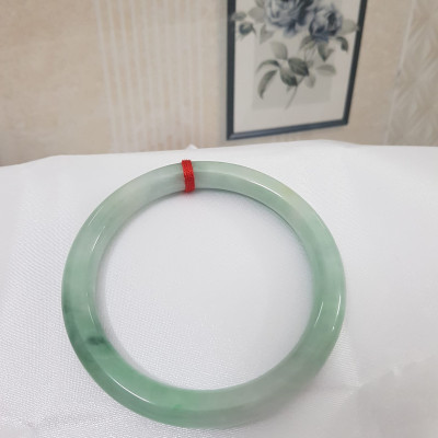 Vòng cẩm thạch Xanh Ngọc Mơ Đẹp 58mm x Dầy 8mm  Chất liệu 100% đá cẩm thạch tự nhiên  Màu xanh ngọc mơ nhẹ nhẹ bóng đẹp sang nữ 56kg - 68kg đeo đẹp ạ