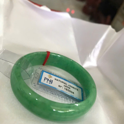 Vòng Tay Nữ Đá Ngọc Cẩm Thạch Tự Nhiên Bản Hẹ Sịn Đậu Lý Sao Ni 48mm Cao 12mm Dầy 6mm đã kiểm định kèm giấy chứng nhận P No 185034 Màu Xanh ngọc lý tươi bóng đều đẹp nữ tay nhỏ 35kg - 48kg ạ 