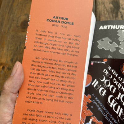 (Arthur Conan Doyle – tác giả bộ tiểu thuyết trinh thám kinh điển Sherlock Holmes) [Tặng 02 Postcard]  BOXSET NHỮNG CUỘC PHIÊU LƯU CỦA GIÁO SƯ CHALLENGER (2 Tập) – Wingbooks - NXB Kim Đồng – bìa mềm