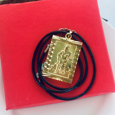 Set Mặt Dây Chuyền Mạ Vàng 18K Đúc Hình Quan Công, Kèm dây đeo da và hộp đựng trang sức.