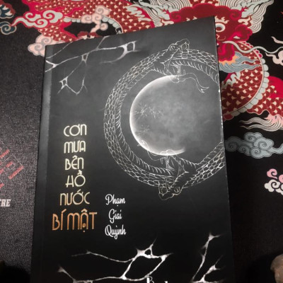 Cơn mưa bên hồ nước bí mật - Bản có chữ kí tác giả
