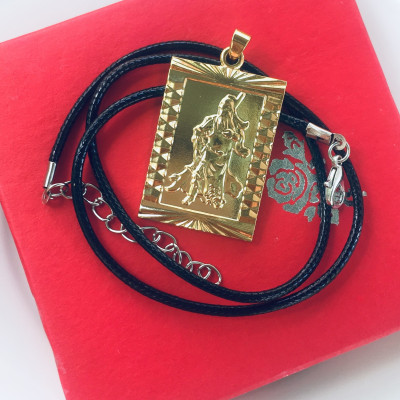 Set Mặt Dây Chuyền Mạ Vàng 18K Đúc Hình Quan Công, Kèm dây đeo da và hộp đựng trang sức.