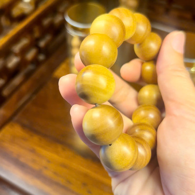 Vòng gỗ cao cấp Đàn Hương size 18y thơm từ gỗ - phong thuỷ may mắn vượng khí