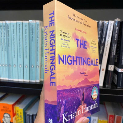 Sách - The Nightingale by Kristin Hannah / Historical Literature & Fiction / Tiểu thuyết tiếng Anh