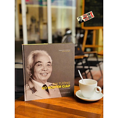 (Bìa cứng, in màu) ĐẠI TƯỚNG VÕ NGUYÊN GIÁP - Thông tấn xã Việt Nam – NXB Thông Tấn