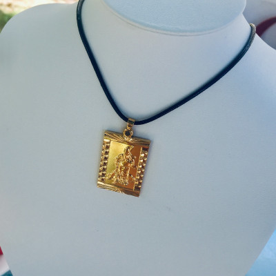 Set Mặt Dây Chuyền Mạ Vàng 18K Đúc Hình Quan Công, Kèm dây đeo da và hộp đựng trang sức.