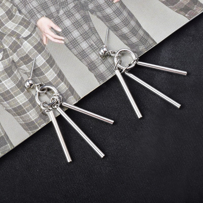 Bông tai Titan style idol sành điệu