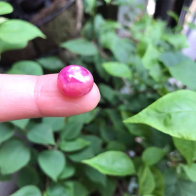 VIÊN ĐÁ RUBBY HỒNG TRÒN ĐẸP NHƯ BÔNG HOA PHÍA TRÊN VIÊN ĐÁ TRÒN DẦY ĐẸP LẮM LUÔN LÀM MẶT NHẪN DÂY CHUYỀN Size DÀI 12mm X NGANG 11mm x DẦY 7mm