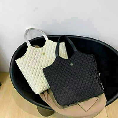 Túi  thời trang công sở , có thể kẹp nách hoặc đeo vai ,có nút đính kim loại đựng được nhiều đồ cá nhân ,mỹ phẩm vô cùng tiện lợi