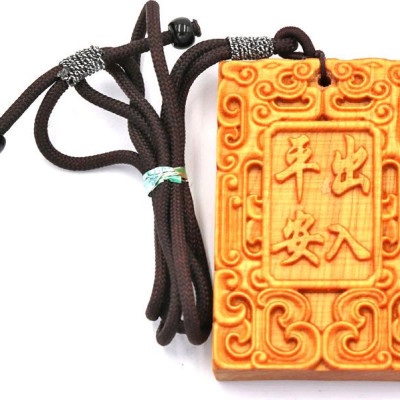 Vòng cổ mặt gỗ ngọc am khắc chữ Xuất Nhập Bình An MG102