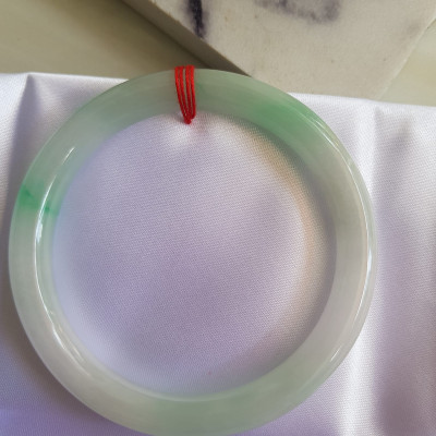 Vòng ĐÁ CẨM THẠCH TỰ NHIÊN TR Lý SAO 58 Size vòng 58mm x Dầy 8mm màu Trắng Bóng xanh lý nhẹ Đẹp sang Nữ mệnh Kim mệnh Thủy 56kg - 68kg đeo ạ