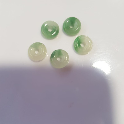 Bộ Trang sức Charm Vòng Tay gồm 5 đồng tiền may mắn tài lộc  Chất liệu đá cẩm thạch xanh Ngọc trắng tự nhiên bóng đẹp  Size hạt đk 9mm x đk cao 3mm x lỗ giữa đồng tiền 2mm nữ phối vòng tay và làm mặt dây chuyền đeo đẹp ạ