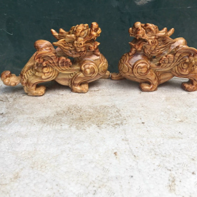 Cặp tượng tỳ hưu trang trí phong thủy hút tài lộc bằng gỗ huyết long mọng dầu kt 20×12×9cm