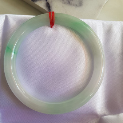 Vòng ĐÁ CẨM THẠCH TỰ NHIÊN TR Lý SAO 58 Size vòng 58mm x Dầy 8mm màu Trắng Bóng xanh lý nhẹ Đẹp sang Nữ mệnh Kim mệnh Thủy 56kg - 68kg đeo ạ