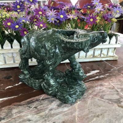 Tượng con trâu giáp đứng trên tiền vàng phong thủy đá ngọc Ấn Độ trang trí, đặt bàn làm việc - Dài 20 cm