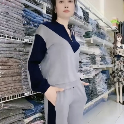 Bộ áo quần thể thao cao cấp màu ghi phối xanh.