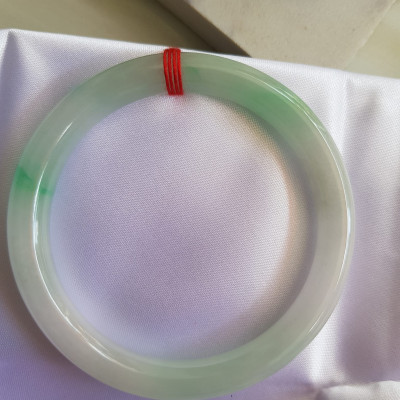 Vòng ĐÁ CẨM THẠCH TỰ NHIÊN TR Lý SAO 58 Size vòng 58mm x Dầy 8mm màu Trắng Bóng xanh lý nhẹ Đẹp sang Nữ mệnh Kim mệnh Thủy 56kg - 68kg đeo ạ