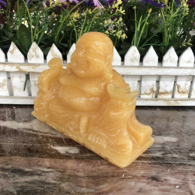 Tượng Phật Di Lặc ngồi cầm thỏi vàng phong thủy đá ngọc hoàng long trang trí bàn làm việc - Dài 15cm