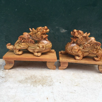 Cặp tượng tỳ hưu trang trí phong thủy hút tài lộc bằng gỗ huyết long mọng dầu kt 20×12×9cm