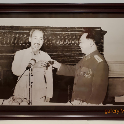 TRANH IN DẦU ĐEN TRẮNG - BÁC HỒ & ĐẠI TƯỚNG VÕ NGUYÊN GIÁP