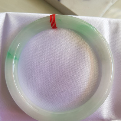 Vòng ĐÁ CẨM THẠCH TỰ NHIÊN TR Lý SAO 58 Size vòng 58mm x Dầy 8mm màu Trắng Bóng xanh lý nhẹ Đẹp sang Nữ mệnh Kim mệnh Thủy 56kg - 68kg đeo ạ