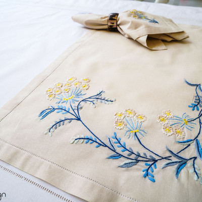 Bộ lót đĩa và khăn ăn linen thêu hoa trinh nữ lam