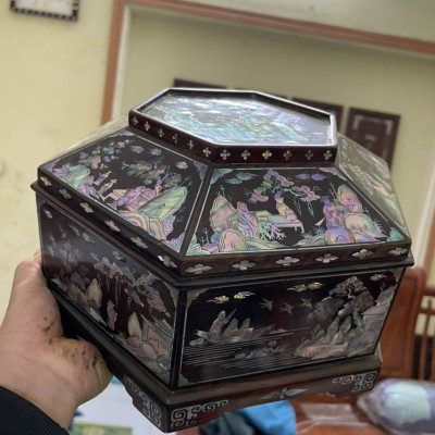 Tráp lục lăng khảm ốc xà cừ bằng gỗ trắc đỏ đen kt mặt rộng 30 ,cao 18cm