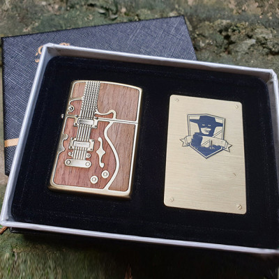 Vỏ Hột Quẹt Bật Lửa Xăng Đá Zorro Ốp Gỗ Z85914 Họa Tiết Hình Cây Đàn Màu Nâu - Dùng Xăng Bấc Đá Cao Cấp