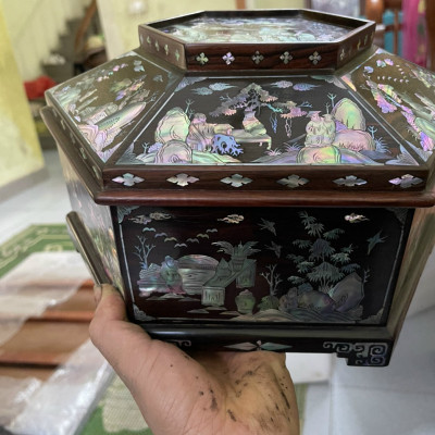 Tráp lục lăng khảm ốc xà cừ bằng gỗ trắc đỏ đen kt mặt rộng 30 ,cao 18cm