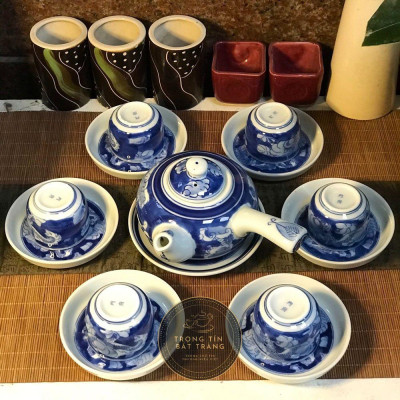 Bộ Ấm Chén Trà Đạo Gốm Trắng Men Lam Bát Tràng Long Ẩn Dáng Đường Vũ Dung Tích 300ml (Bộ Ấm Chén) ATA 20