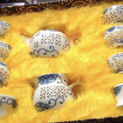 BỘ ẤM CHÉN PHA TRÀ ĐẠO BẰNG SỨ PHONG CÁCH NHẬT TRẮNG HỌA TIẾT HOA DÂY XANH 10 MÓN - VD160 ( GIAO NGẤU NHIÊN )