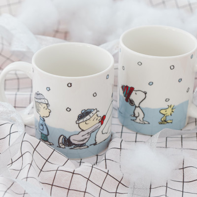 BỘ HAI CỐC CORNINGWARE, HÌNH SNOOPY SNOW, SỨ XƯƠNG, KÈM HỘP ĐỰNG