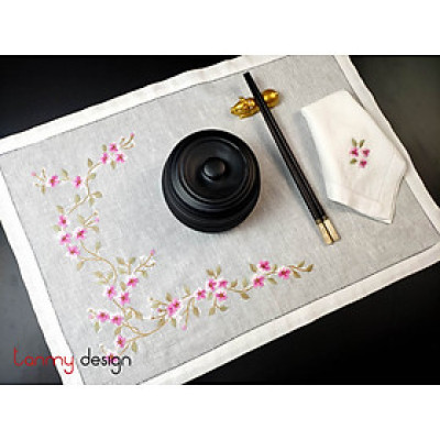 Bộ lót đĩa và khăn ăn linen thêu hoa đào leo
