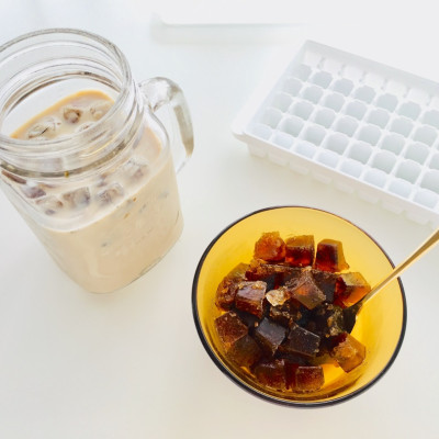 Combo khay làm đá Yukipon 84 viên có nắp đậy + set 150 chiếc ống hút φ5x180mm - nội địa Nhật Bản