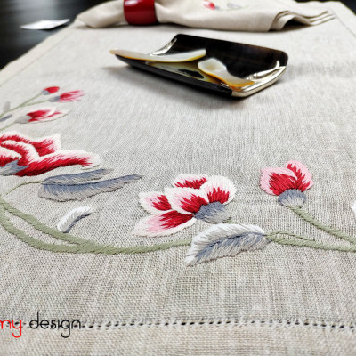Bộ lót đĩa và khăn ăn linen thêu hoa trà đỏ